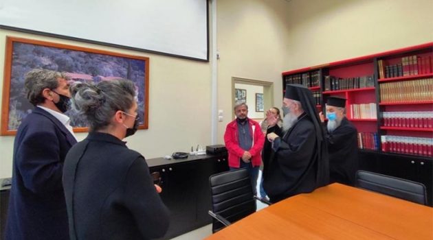 Το Γυμνάσιο Θέρμου ευχαριστεί τον Μητροπολίτη Ιερόθεο για τη δωρεά βιβλίων του (Photos)