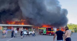Ρωσικοί πύραυλοι χτύπησαν εμπορικό κέντρο στο Κρεμεντσούκ – Φόβοι για…