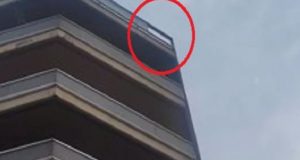 Θεσσαλονίκη: Τζαμαρία έπεσε από τον 7ο όροφο εξαιτίας της κακοκαιρίας