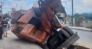 «Βυθίστηκε» χωματουργικό μηχάνημα στο Παναιτώλιο όταν υποχώρησε το οδόστρωμα (Photos)
