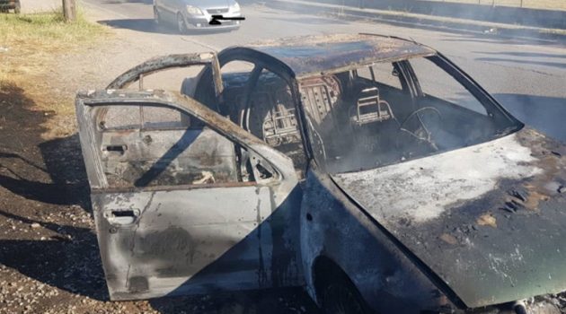 Νεάπολη: Αυτοκίνητο έπιασε φωτιά εν κινήσει και κάηκε ολοσχερώς – Σώος ο οδηγός