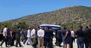 Πτώση ελικοπτέρου στη Σάμο: Θρήνος στην κηδεία του 49χρονου από…