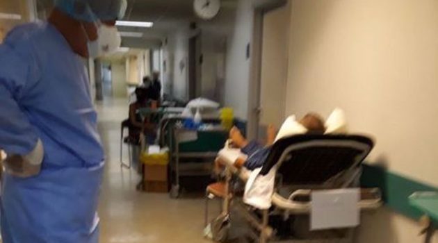Εφημερίες τρόμου στα νοσοκομεία της Αθήνας – Σε ράντζα ασθενείς με κορωνοϊό