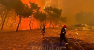 Λέσβος: Σε τρία μέτωπα η φωτιά στα Βατερά – Σκληρή…