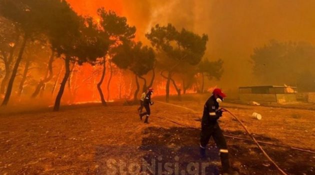 Λέσβος: Σε τρία μέτωπα η φωτιά στα Βατερά – Σκληρή «μάχη» για να σωθεί ο Οικισμός