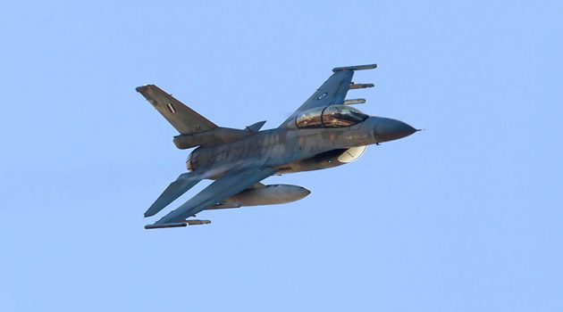 Παρ’ ολίγον αεροπορική τραγωδία στην Αχαΐα: Μαχητικά «διασταυρώθηκαν» με ανεμοπτεριστές (Video)