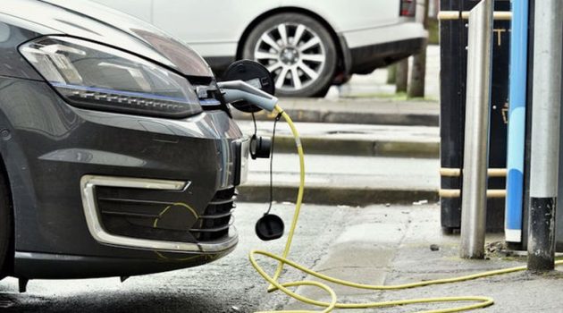 «Κινούμαι Ηλεκτρικά 2»: Οι επιδοτήσεις για ηλεκτρικά οχήματα – Πότε ανοίγει η πλατφόρμα