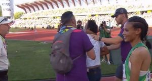 Παγκόσμιο Πρωτάθλημα Στίβου: Θεατής «μπούκαρε» στο ταρτάν και αγκάλιαζε τις…