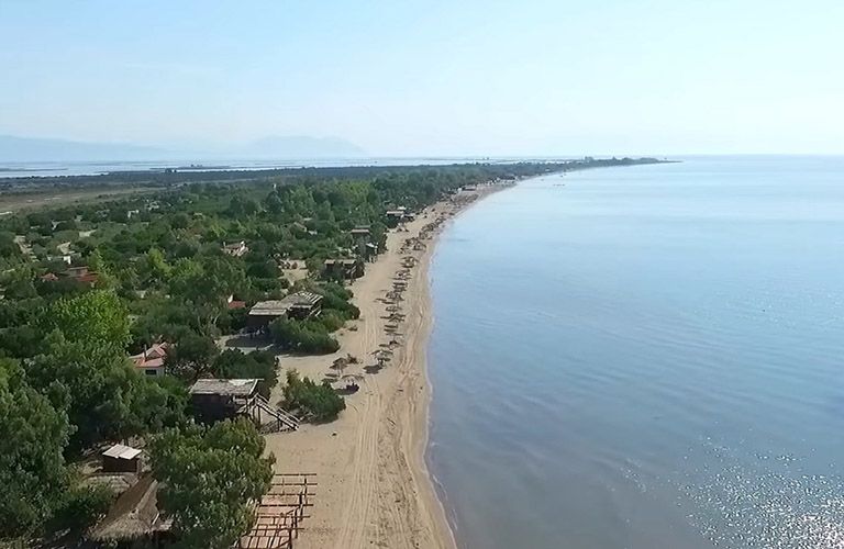 paralia loyros i aperanti ammodis paralia poy mas me to aytokinito