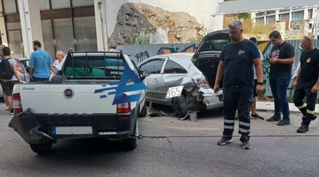 Αποκλειστικό – Αγρίνιο: «Τρελή» πορεία αυτοκινήτου στο κέντρο – Σοβαρές υλικές ζημιές (Photos)