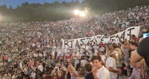 Επίδαυρος: Θεατές σήκωσαν πανό διαμαρτυρίας κατά του Λιγνάδη – «Βιαστής…