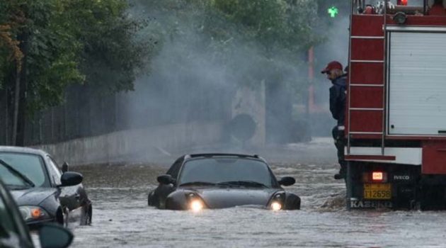Σοκ από την κακοκαιρία στην Αττική: Απεγκλωβισμοί οδηγών και κλήσεις για πλημμυρισμένα σπίτια (Videos – Photos)