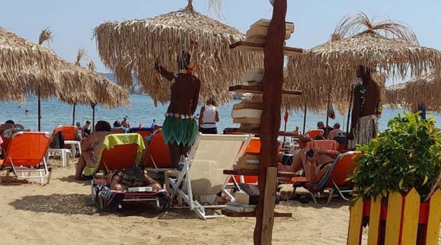 Σάλος σε Beach Bar της Κρήτης – Μαύρες κούκλες, ομοιώματα ανθρώπων, κρατάνε ομπρέλες (Photos)