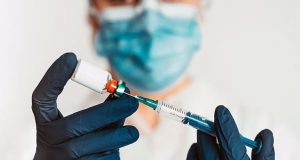 Τέλος οι δόσεις εμβολίου για τους υγιείς ενήλικες – Τι…