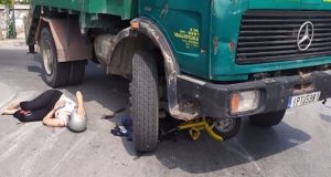 Βόλος – Παραλίγο τραγωδία: Φορτηγό έσερνε 59χρονη κάτω από τις…