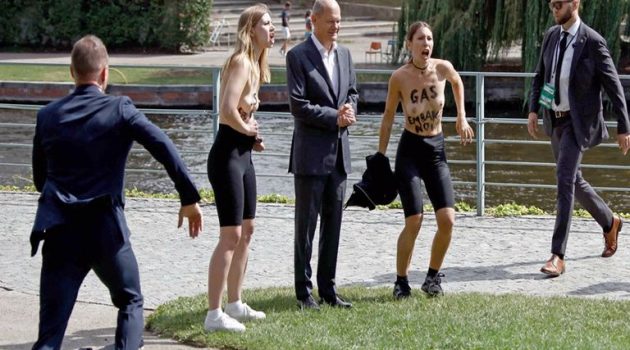 Γερμανία: Ακτιβίστριες δείχνουν τα… στήθη τους στον Σολτς – Το αίτημά τους (Videos)