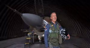 Νέα πρόκληση από τον Ακάρ: «Πέταξε» με F-16 πάνω από…