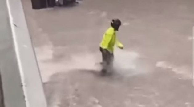 Θεσσαλονίκη: Σοκαριστικό βίντεο από την κακοκαιρία – Ορμητικά νερά παρασύρουν διανομέα