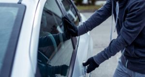 Αγρίνιο: Ζευγάρι «τσάκωσε» δυο επίδοξους κλέφτες μέσα στο αυτοκίνητό του