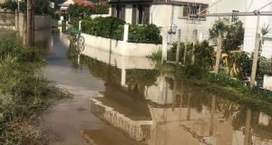 Μπούκα: Πλημμύρισαν αυλές σπιτιών – «Βουλωμένα τα φρεάτια» καταγγέλλουν πολίτες…