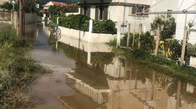 Μπούκα: Πλημμύρισαν αυλές σπιτιών – «Βουλωμένα τα φρεάτια» καταγγέλλουν πολίτες (Photos)