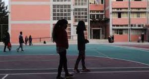 Βόλος: Ξύλο, μπουνιές και κλωτσιές μεταξύ μαθητών έξω από Σχολείο