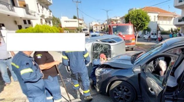 Μεσολόγγι: Σφοδρή σύγκρουση δύο αυτοκινήτων – Στο Νοσοκομείο η μία οδηγός (Photos)