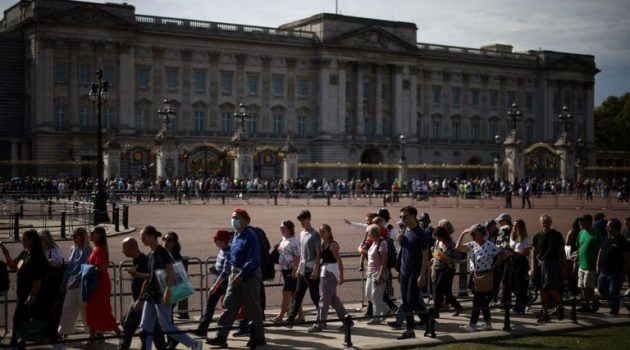 Βασίλισσα Ελισάβετ: Εκτιμήσεις για ένα εκατ. άτομα στην ουρά για το λαϊκό προσκύνημα (Photos)