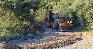 Συνεχίζονται οι εργασίες για την αποκατάσταση της αγροτικής οδοποιίας Παπαδάτου…