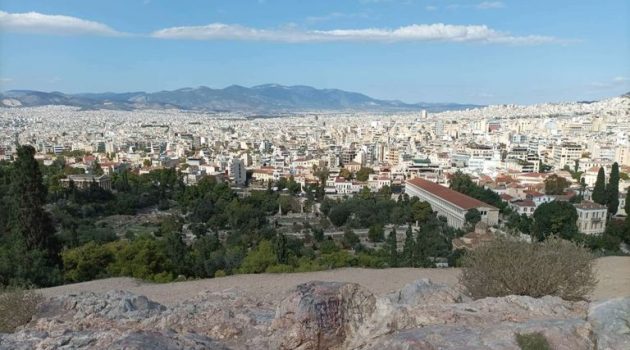 Αυτοκτονία 47χρονης στην Ακρόπολη: «Έκανε το σταυρό της και έπεσε», λένε μάρτυρες