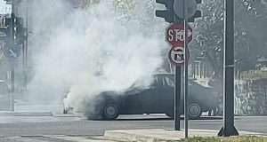 Άγ. Κωνσταντίνος: Αυτοκίνητο εν κινήσει τυλίχθηκε στις φλόγες – Σώος…