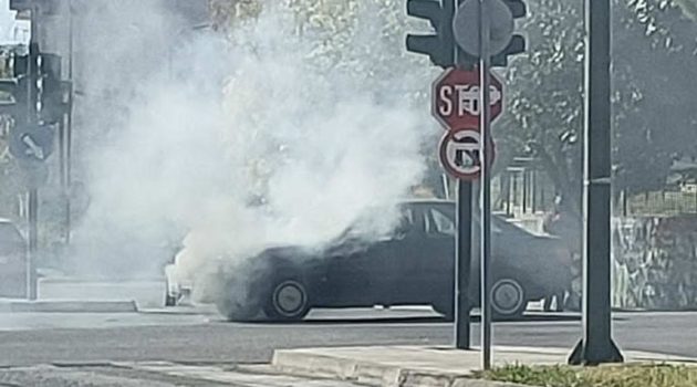 Άγ. Κωνσταντίνος: Αυτοκίνητο εν κινήσει τυλίχθηκε στις φλόγες – Σώος ο οδηγός (Photos)