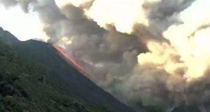 Ιταλία: Εξερράγη το ηφαίστειο Στρόμπολι – Στάχτη και λάβα εκτοξεύονται…
