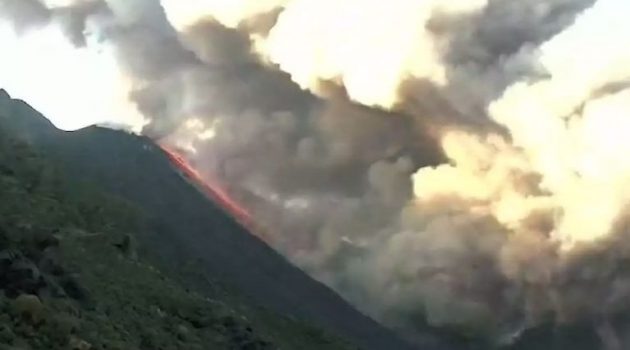 Ιταλία: Εξερράγη το ηφαίστειο Στρόμπολι – Στάχτη και λάβα εκτοξεύονται από τον κρατήρα (Video)