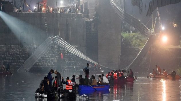 Ινδία: Τους 130 έφτασαν οι νεκροί από την κατάρρευση της κρεμαστής γέφυρας