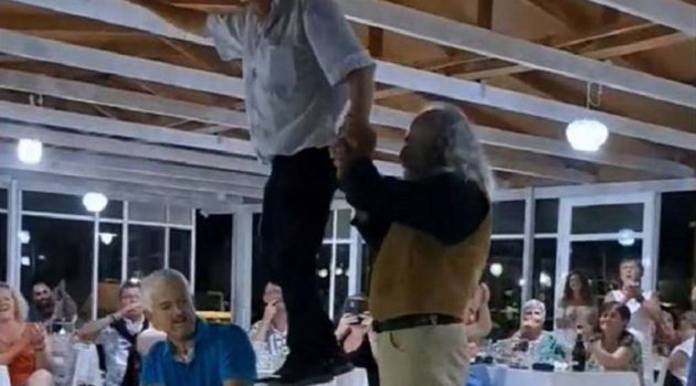 Κρήτη: Ηλικιωμένος χορεύει σαν έφηβος πάνω σε μπουκάλι και καρέκλα!