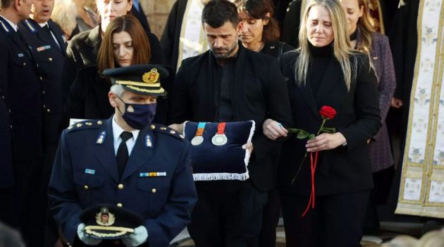 Κηδεία Αλέξανδρου Νικολαΐδη: Ο Μιχάλης Μουρούτσος μετέφερε τα δύο Ολυμπιακά του Μετάλλια