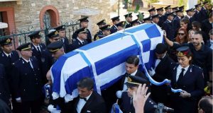 Κηδεία Αλ. Νικολαΐδη: Ρίγη συγκίνησης στο τελευταίο «αντίο» στον Έλληνα…