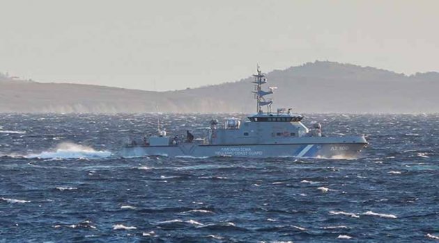 Συνοδεία Τουρκικών αλιευτικών έφτασε στα Ελληνικά χωρικά ύδατα η βάρκα με τους μετανάστες