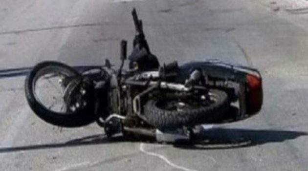 Αγρίνιο: Σύγκρουση αυτοκινήτου με μηχανάκι στη Δελφών – Στο Νοσοκομείο ο δικυκλιστής