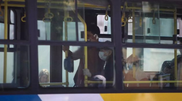 Ασπρόπυργος: Πλησίασαν λεωφορείο με το αυτοκίνητο και άρχισαν να το πυροβολούν