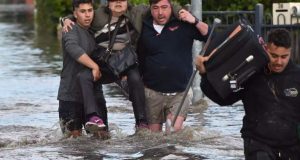 Αυστραλία: Χιλιάδες κάτοικοι εγκατέλειψαν τα σπίτια τους μετά από σφοδρές…