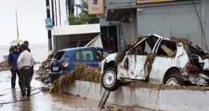 Κρήτη: Έκλεισαν ξενοδοχεία, τουρίστες έφευγαν περνώντας πάνω από θαμμένα αυτοκίνητα