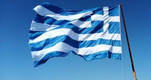 28η Οκτωβρίου: Η μεγαλύτερη Ελληνική σημαία υψώθηκε ξανά στη Σαντορίνη…