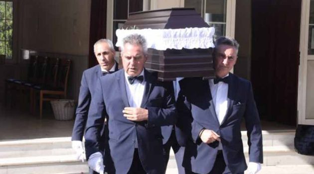 «Ξέχασαν» τη Μίνα Αδαμάκη: Ελάχιστοι ηθοποιοί στην κηδεία της (Photos)