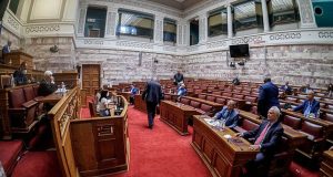 Συγκρούσεις και αντεγκλήσεις στην Επιτροπή Θεσμών για τις υποκλοπές