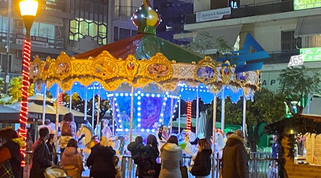 Αγρίνιο – Η γιορτή ξεκίνησε: Χριστουγεννιάτικα λαμπιόνια, Καρουζέλ και πλήθος κόσμου στην πόλη (Photos)