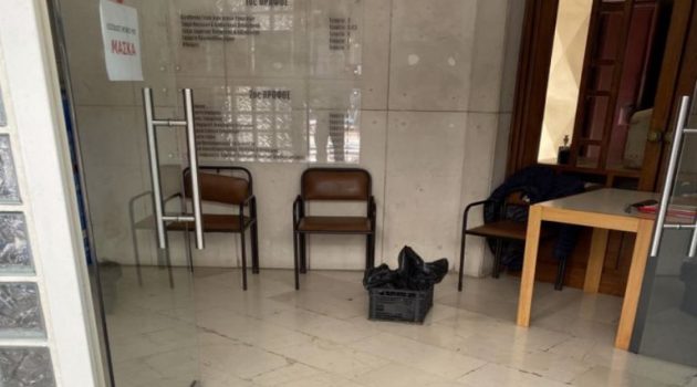 Κάτοικος του Αγρινίου άφησε τρεις ψόφιες γάτες στην είσοδο του Δημαρχείου (Photos)