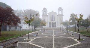 Ομίχλη ξανά στο Αγρίνιο – «Έντυσε» τον Ιερό Ναό Αγίας…