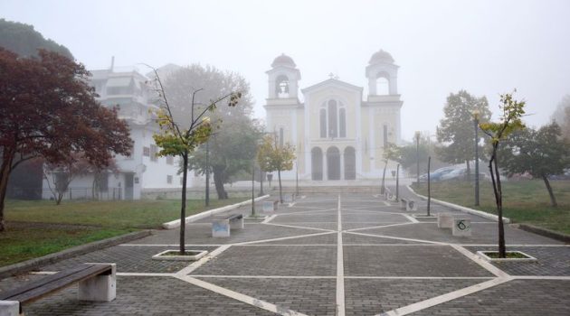 Ομίχλη ξανά στο Αγρίνιο – «Έντυσε» τον Ιερό Ναό Αγίας Τριάδος (Photos)